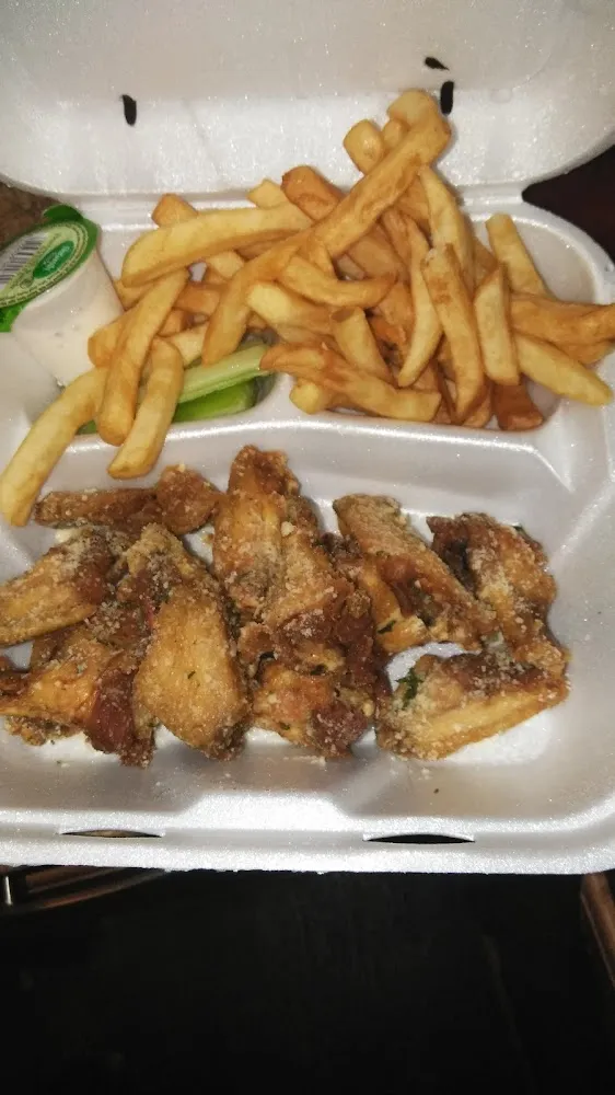 Chicken Wings with Fries